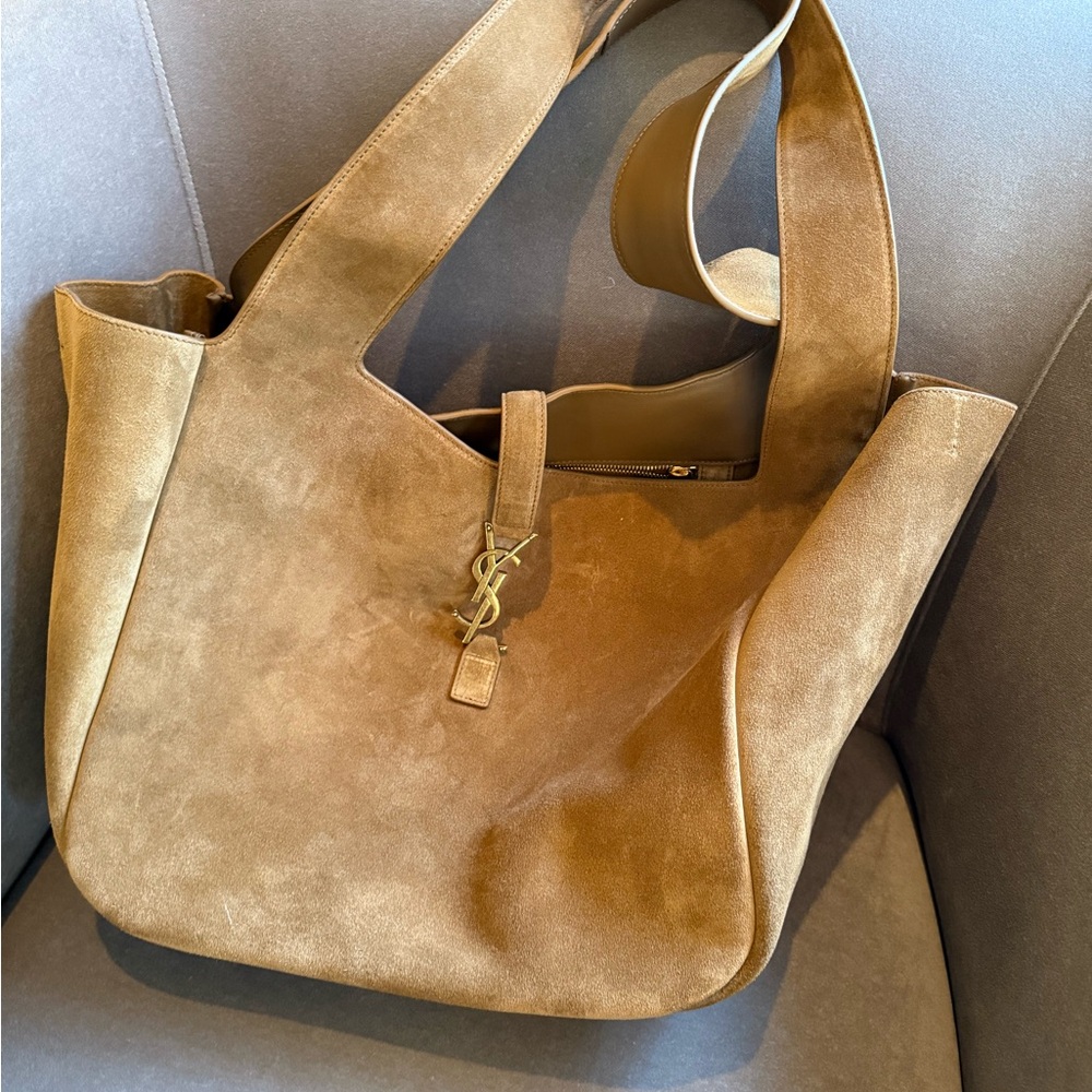 Brand new YSL tote-SAINT LAURENT
LE 5 À 7 BEA IN SUEDE
Unused